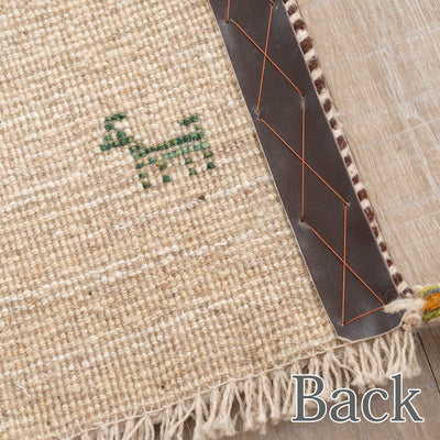 ベージュのペルシャ手織りギャッベ絨毯40x60cmサイズ。商品写真裏