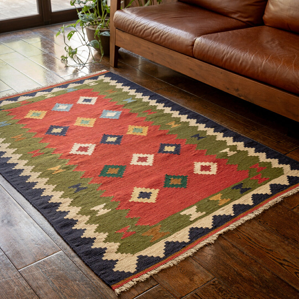 ペルシャ手織りキリムラグサイズ：トライバルデザインがリビング