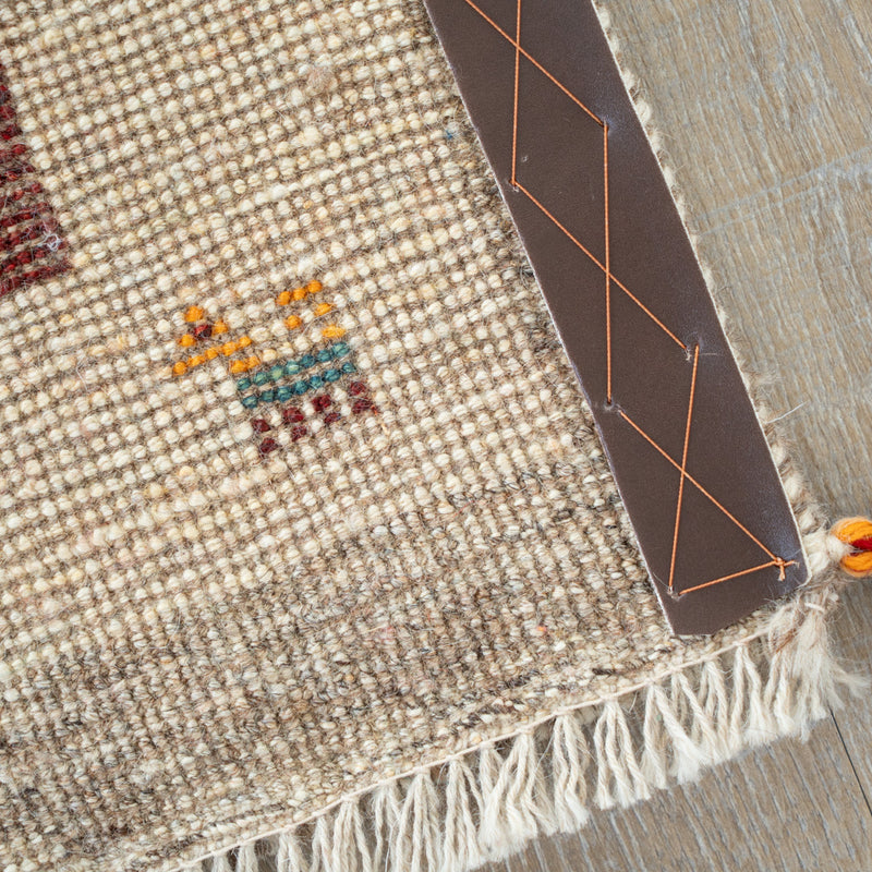 ギャッベ　ペルシャ手織り絨毯　座布団　40×41cm