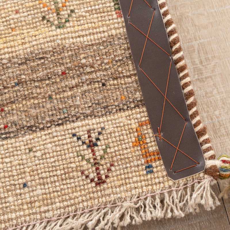 ギャッベ　ペルシャ手織り絨毯　座布団　43×46cm