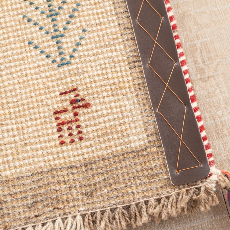 ギャッベ　ペルシャ手織り絨毯　座布団　43×39cm