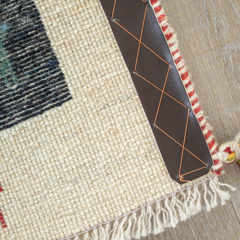 ギャッベ　ペルシャ手織り絨毯　座布団　41×42cm