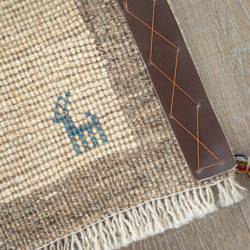 ギャッベ　ペルシャ手織り絨毯　座布団　44×40cm