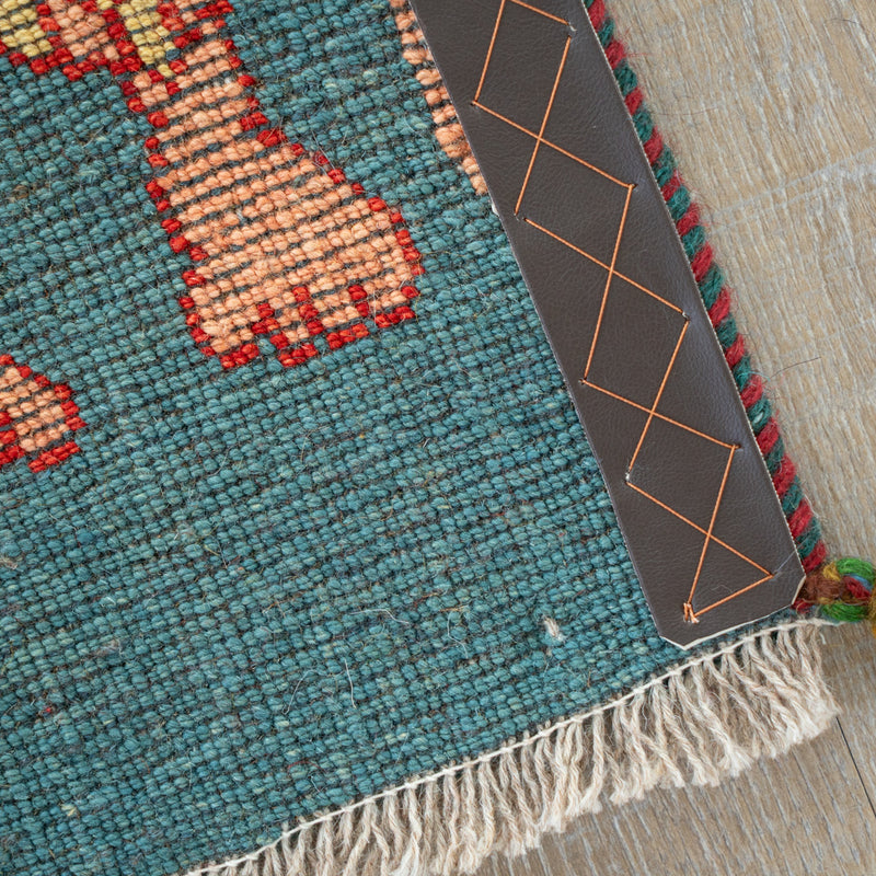 ギャッベ　ペルシャ手織り絨毯　座布団　41×37cm