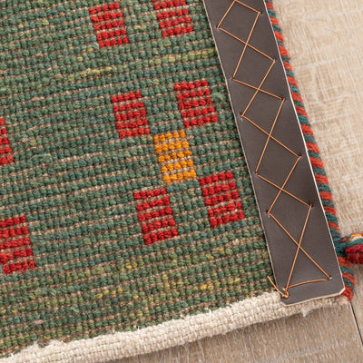 ギャッベ　ペルシャ手織り絨毯　座布団　40×43cm