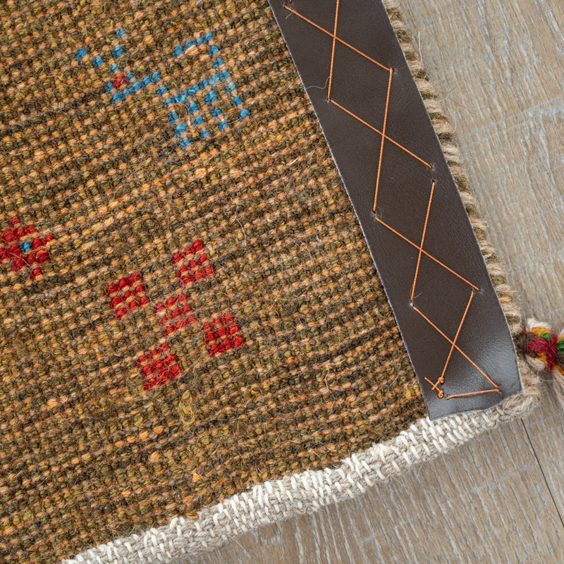 ギャッベ　ペルシャ手織り絨毯　座布団　44×36cm