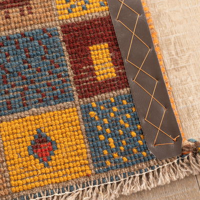 ギャッベ　ペルシャ手織り絨毯　座布団　45×43cm