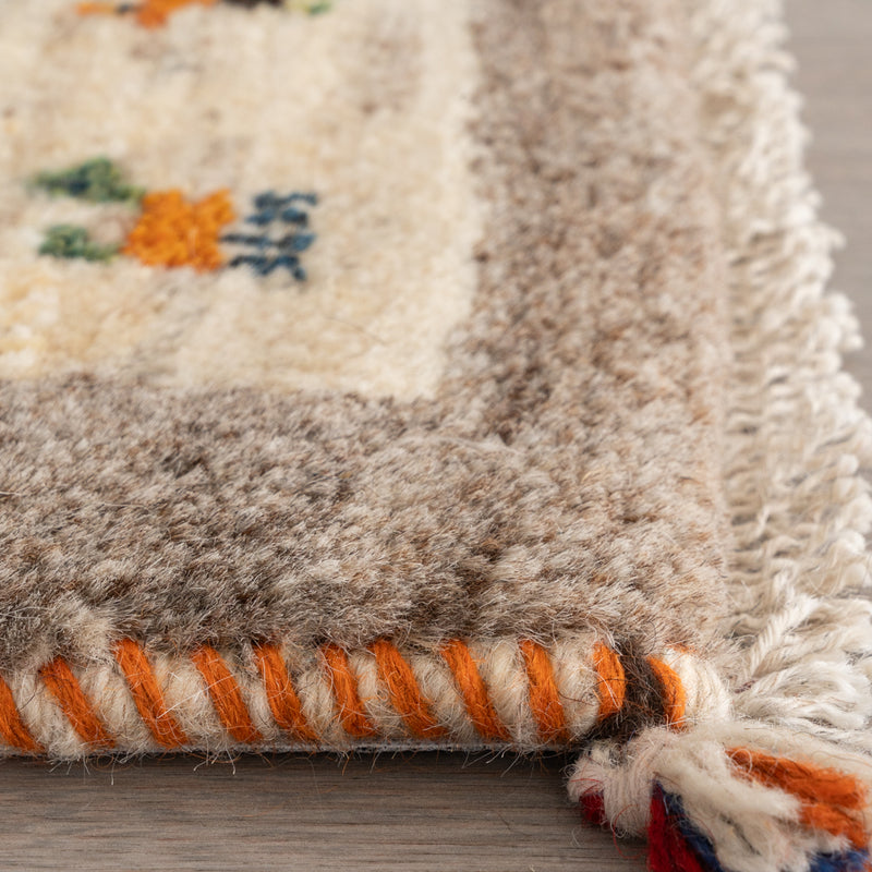 ギャッベ　ペルシャ手織り絨毯　座布団　44×41cm