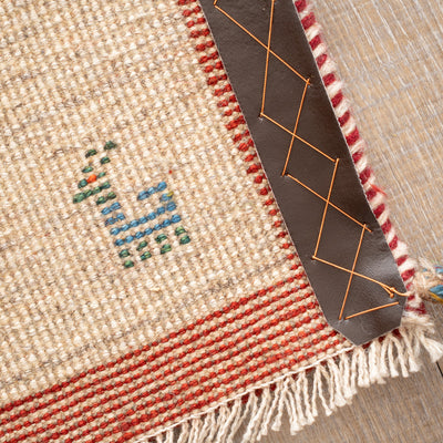 ギャッベ　ペルシャ手織り絨毯　座布団　42×43cm