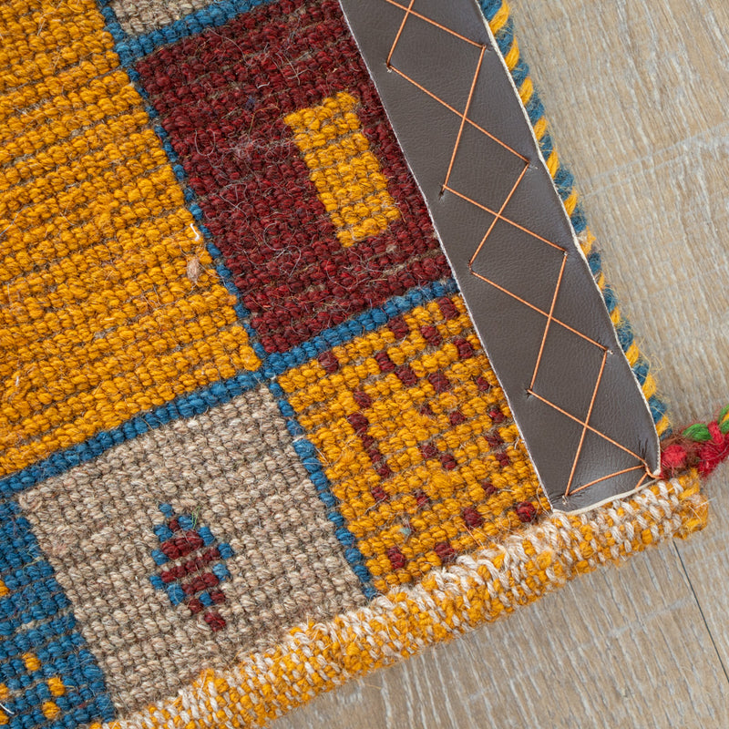 ギャッベ　ペルシャ手織り絨毯　座布団　46×44cm