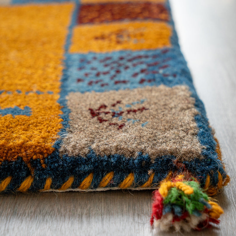 ギャッベ　ペルシャ手織り絨毯　座布団　46×44cm