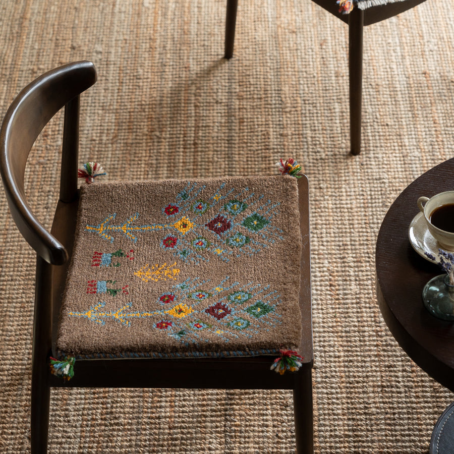 ペルシャ手織りギャッベ絨毯：リラックス空間を彩るオリジナルデザイン