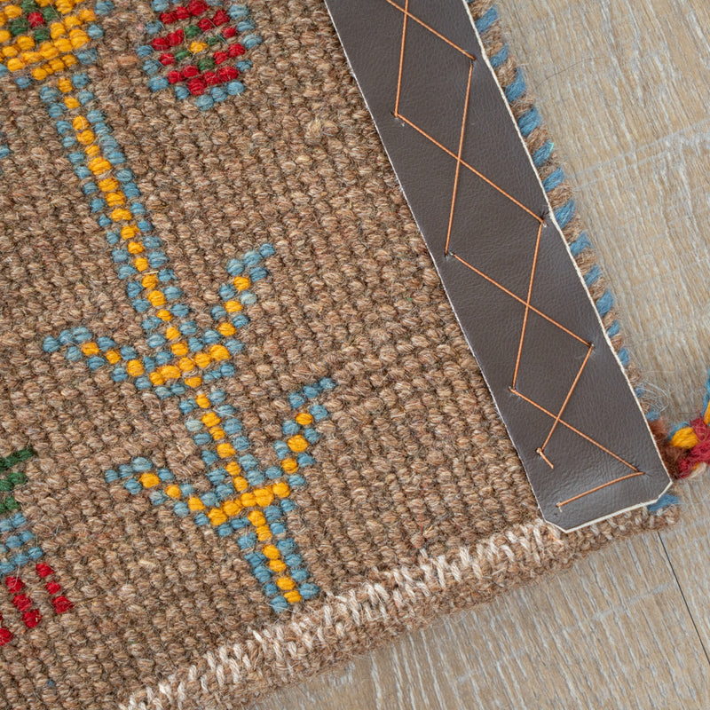 ギャッベ　ペルシャ手織り絨毯　座布団　45×41cm