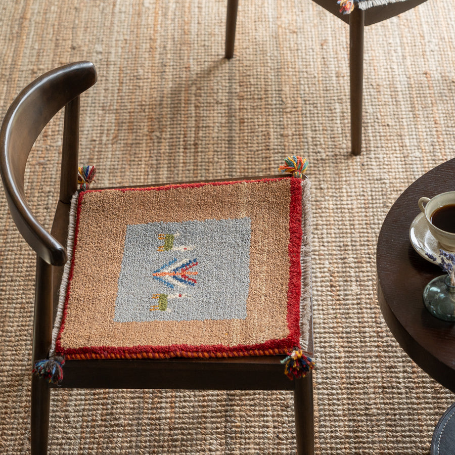 ペルシャ手織りギャッベ絨毯：リラックス空間を彩るオリジナルデザイン