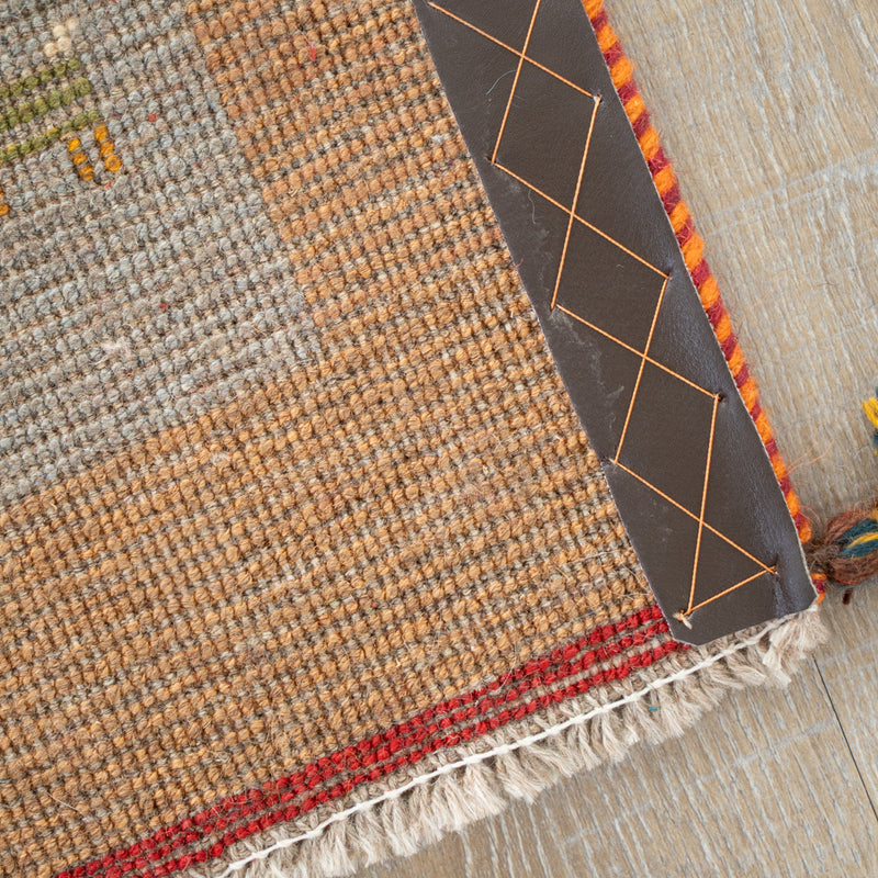 ギャッベ　ペルシャ手織り絨毯　座布団　43×41cm