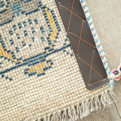 ギャッベ　ペルシャ手織り絨毯　座布団　43×40cm