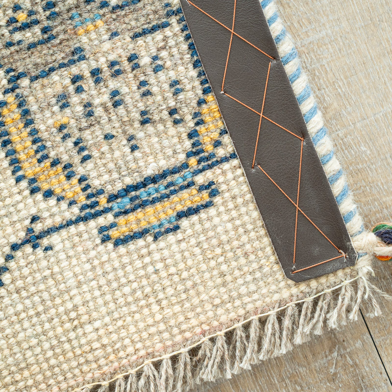 ギャッベ　ペルシャ手織り絨毯　座布団　39×41cm
