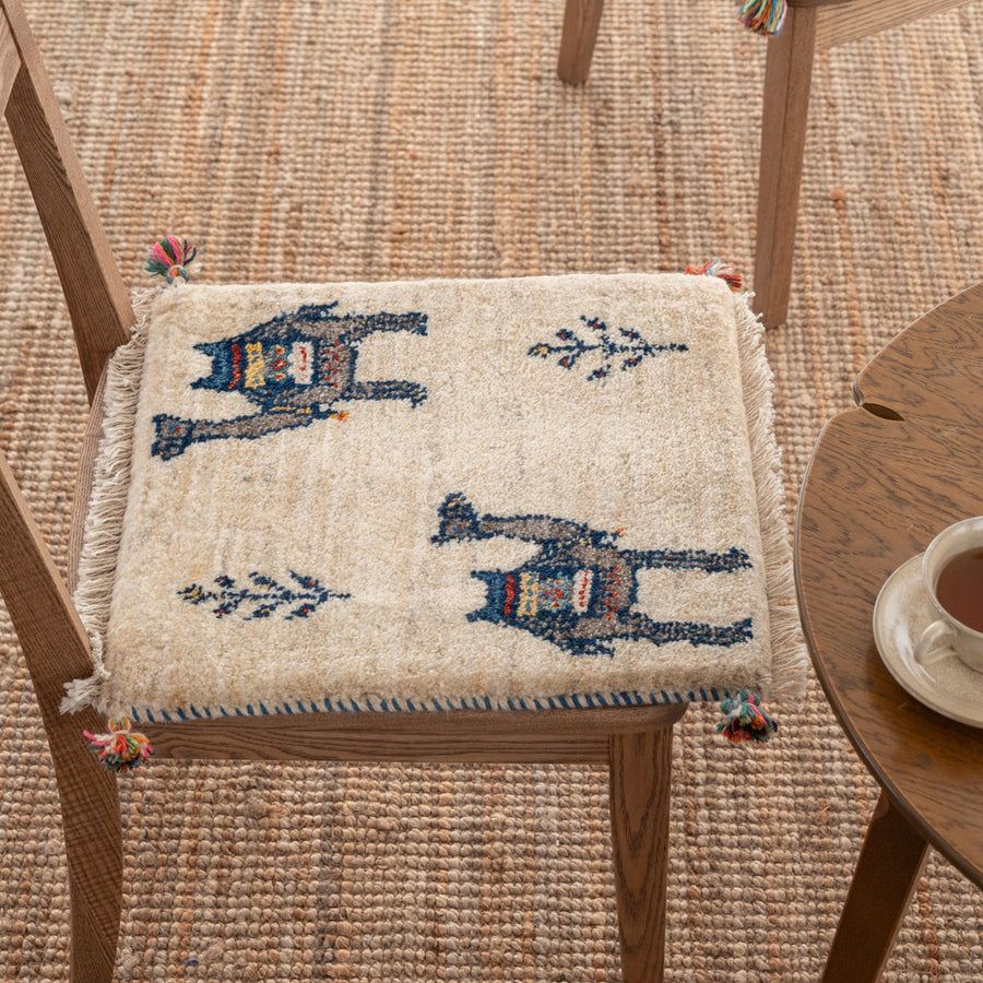 ペルシャ手織りギャッベ絨毯：リラックス空間を彩るオリジナルデザイン